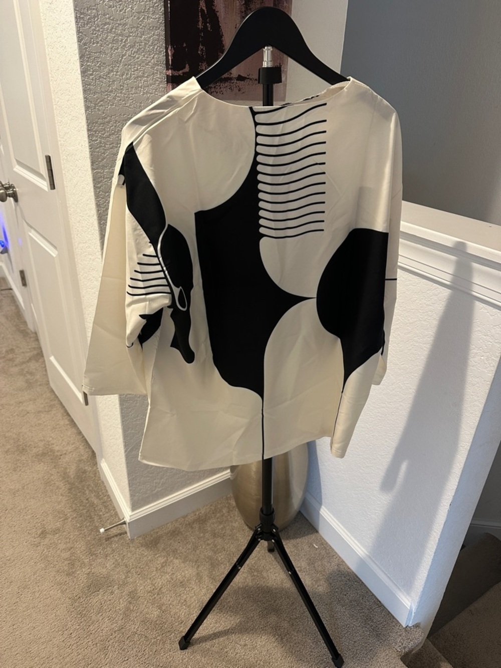 Women's Abstract Print Cream & Black Long-Sleeve Top Brand New Never Worn - Picture 2 of 3